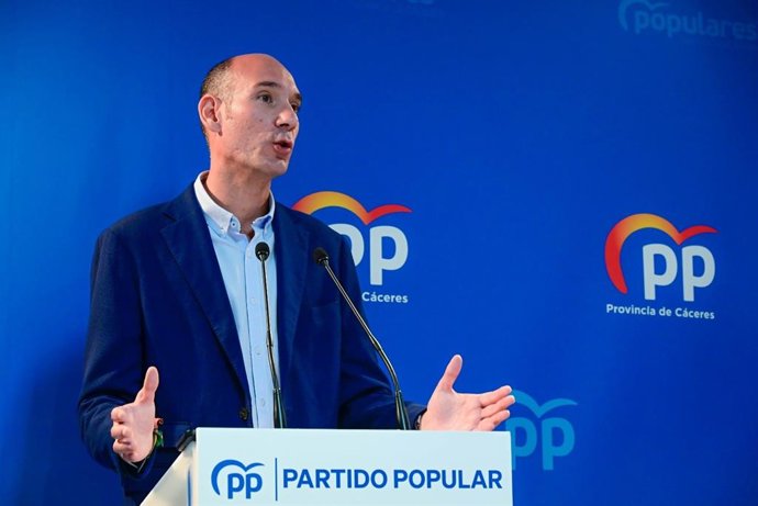 El portavoz del Partido Popular en Extremadura, José Ángel Sánchez Juliá, en una rueda de prensa en Cáceres