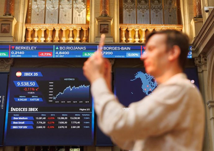 Una persona toma fotografías con un móvil en el Palacio de la Bolsa, a 22 de septiembre de 2023, en Madrid (España). 