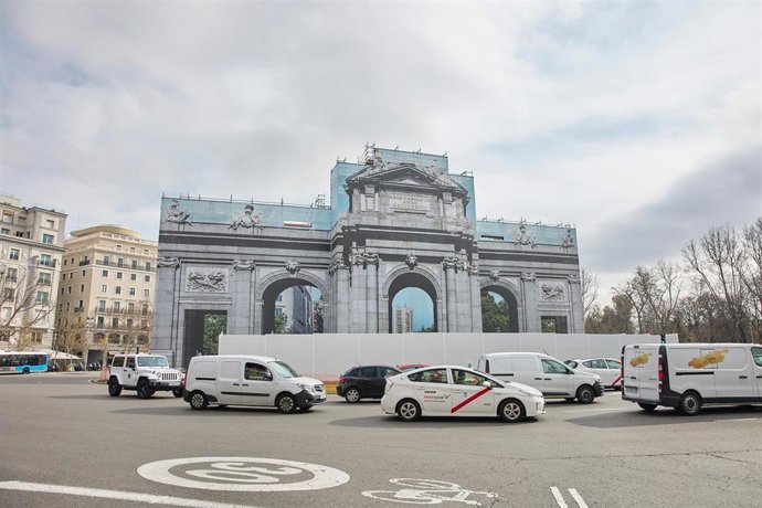 Archivo - La Puerta de Alcalá cubierta para su restauración, a 14 de febrero de 2023, en Madrid (España). El Ayuntamiento de Madrid ha iniciado los trabajos para la restauración de la Puerta de Alcalá, Bien de Interés Cultural y Patrimonio Mundial de la