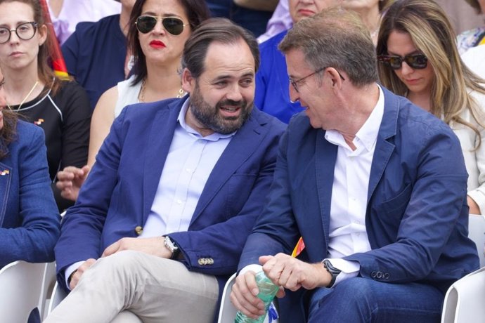 Archivo - El presidente del PP en Castilla-La Mancha, Paco Núñez, y el presidente del PP, Alberto Núñez Feijóo