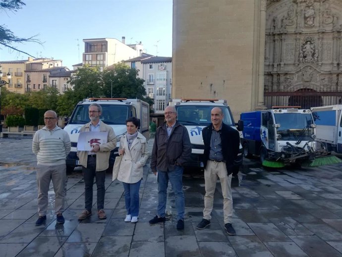 El concejal de Medio Ambiente, Jesús López, y el responsable de Logroño Limpio, entre otros, en la presentación de la campaña intensiva de limpieza en la ciudad