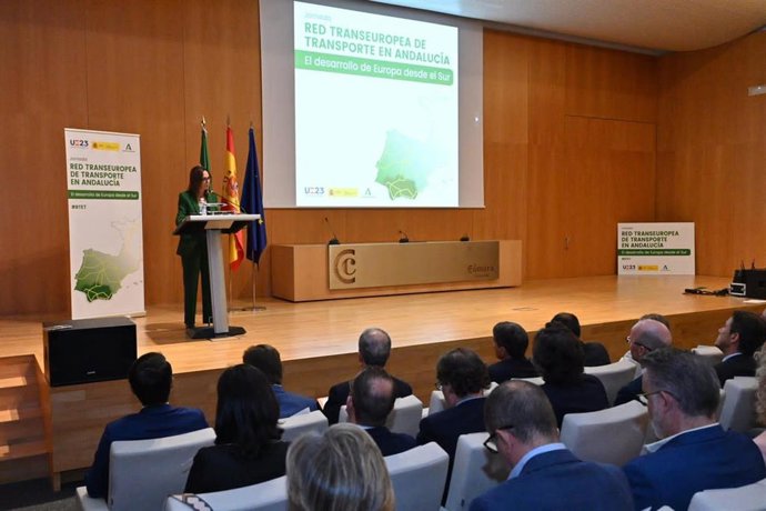 La consejera de Fomento, Articulación del Territorio y Vivienda, Rocío Díaz, en una jornada en Granada.