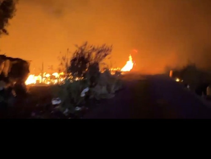 Incendio en un asentamiento de Palos de la Frontera (Huelva).