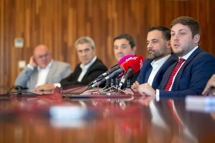 El consejero de Fomento, Nacho Hernando, momentos antes de la reunión que ha mantenido con los mienbros de la Federación Regional de Empresas Constructoras de Castilla La Mancha (Fereco).