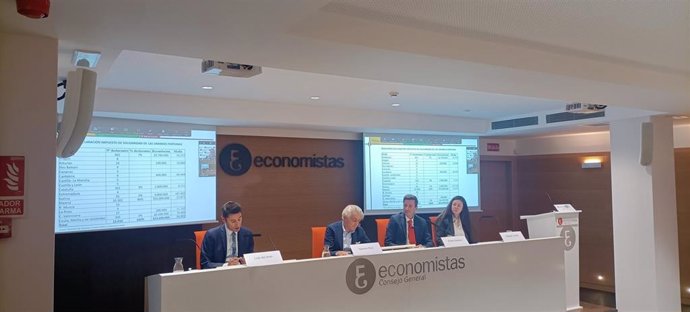 Uis del Amo, Valentín Pich, Rubén Gimeno y Raquel Jurado durante la presentación del informe titulado 'Tributación de la riqueza: estado de la cuestión'.