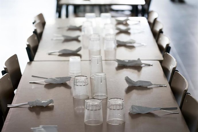Una mesa de comedor escolar 
