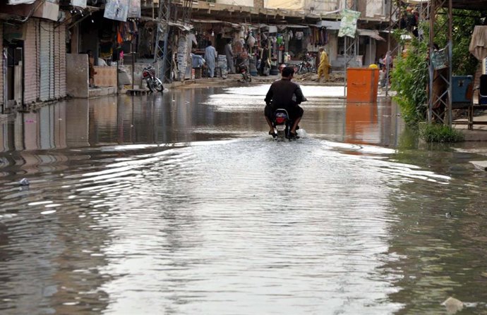Una calle inundada por el temporal en Hyderabad, Pakistán