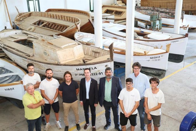 El presidente del Consell de Mallorca, Lloren Galmés, y el el vicepresidente segundo y conseller insular de Medio Ambiente, Medio Rural y Deportes, Pedro Bestard, visitan el taller de 'mestres d'aixa'.
