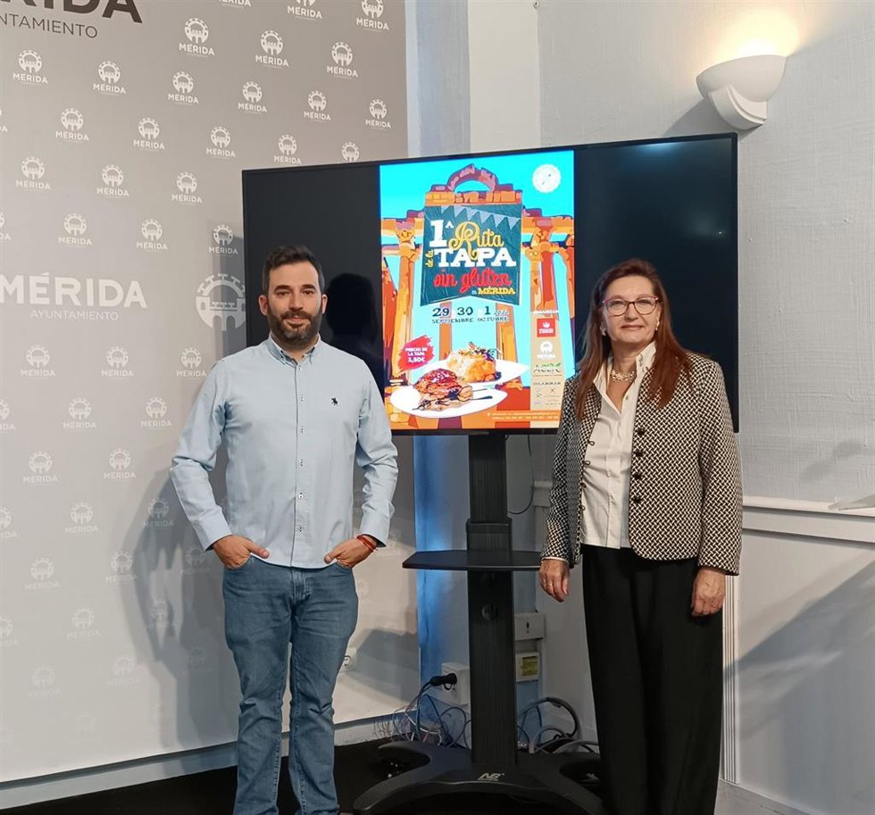 El delegado de Turismo, Felipe González, y la presidenta de la Asociación de Celiacos de Extremadura, Angélica Trejo, este lunes en el Ayuntamiento de Mérida