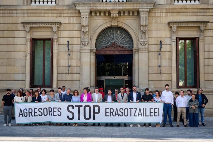 Imagen de la concentración frente al Parlamento.