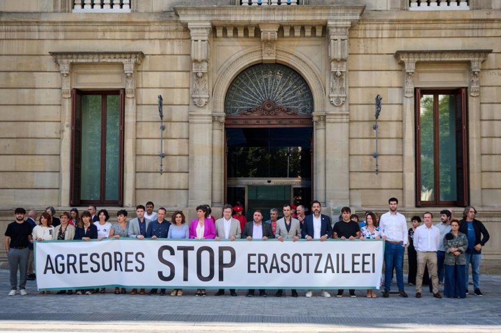 Imagen de la concentración frente al Parlamento.