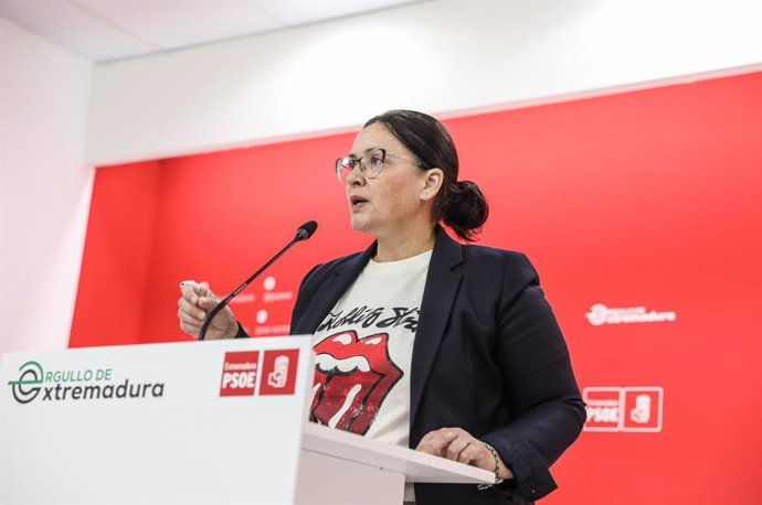 La secretaria de Organización del PSOE extremeño, Marisol Mateos, en rueda de prensa en Mérida