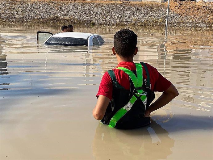 Equipos de emergencias de Libia durante  las inundaciones en Derna.