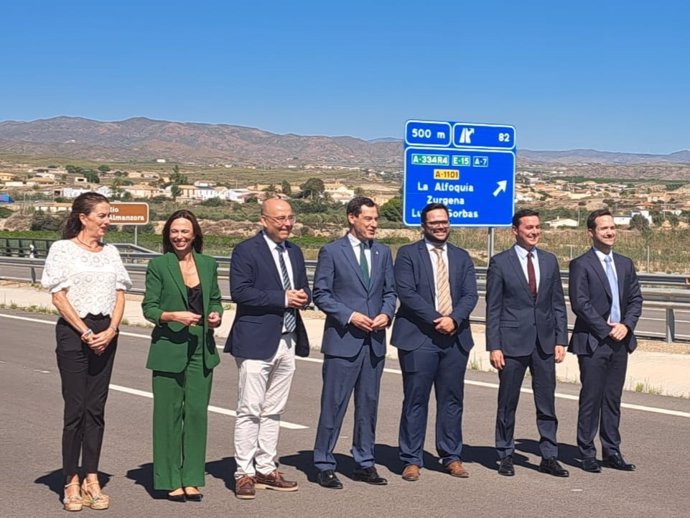 En el centro, el presidente de la Junta de Andalucía, Juanma Moreno, asiste a la inauguración de dos nuevos tramos de la Autovía del Almanzora en Huércal-Overa (Almería).