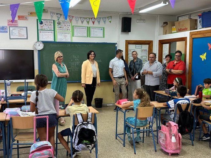 La delegada de Desarrollo Educativo y Formación Profesional, María José Martín, visita un centro de Almuñécar (Granada).