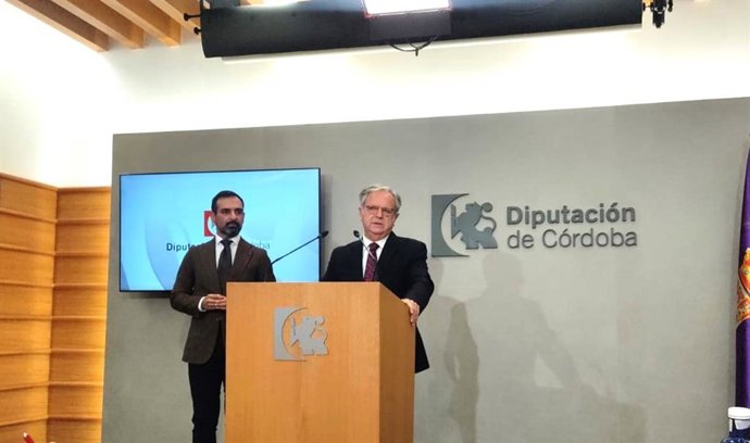 El presidente de la Diputación de Córdoba, Salvador Fuentes (dcha.), junto al vicepresidente tercero, Félix Romero, en rueda de prensa.