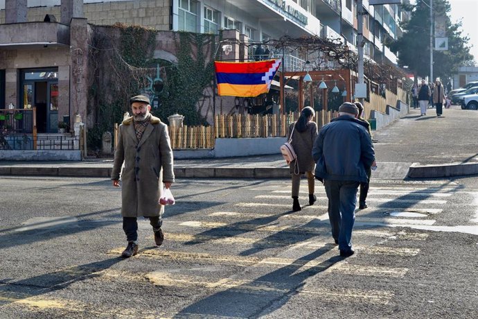 Archivo - Un grupo de personas paseando por una calla de Stepanakert, capital de la autoproclamada república de Nagorno Karabaj, ahora en proceso de reintegración en Azerbaiyán