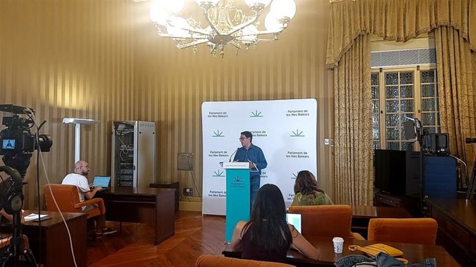El portavoz del PSIB en el Parlament, Iago Negueruela, durante una rueda de prensa.