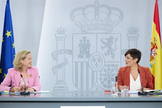 La vicepresidenta primera y ministra de Asuntos Económicos en funciones, Nadia Calviño (izda), y la ministra portavoz en funciones, Isabel Rodríguez (dcha), en la rueda de prensa tras el Consejo de Ministros