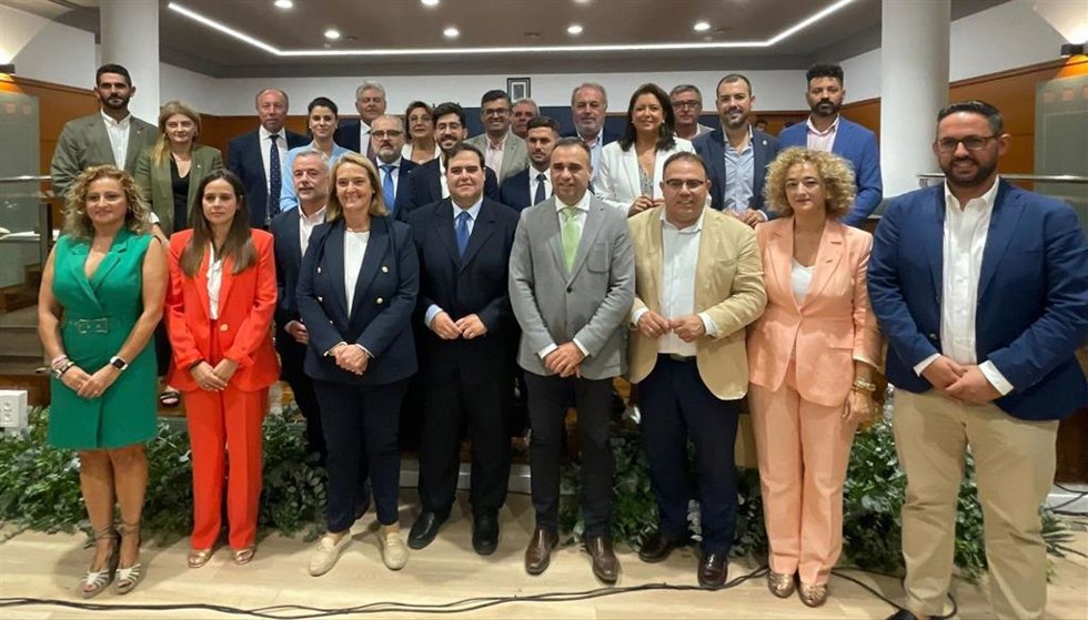 Dirigentes del PP arropan al nuevo presidente de la Mancomunidad de la Costa Tropical, Rafael Caballero, en el centro en la imagen