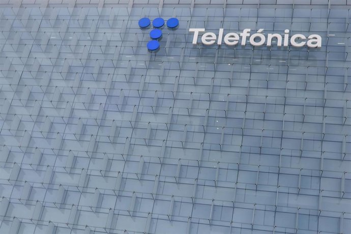 Archivo - Fachada de la sede de la multinacional española Telefónica, situada en la Ronda de la Comunicación, en el denominado Distrito Telefónica, a 22 de Julio de 2022, en el barrio de Las Tablas,  Madrid, (España).