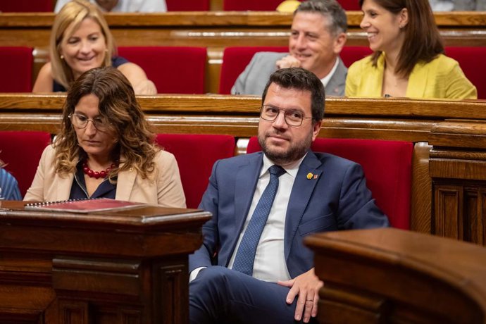 La consellera de la Presidncia de la Generalitat, Laura Vilagr i el president de la Generalitat de Catalunya, Pere Aragons, durant una sessió plenria al Parlament