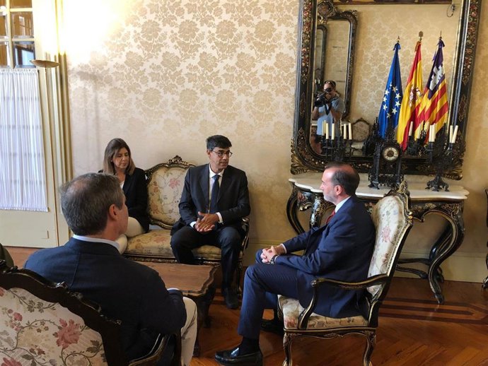 El presidente del Parlament, Gabriel Le Senne, y el síndico mayor de la Sindicatura de Cuentas de Baleares, Joan Rosselló.