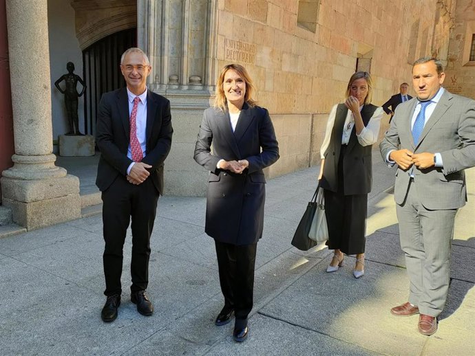 La consejera de Educación, Rocío Lucas, junto al rector de la USAL, Ricardo Rivro (i), en Salamanca