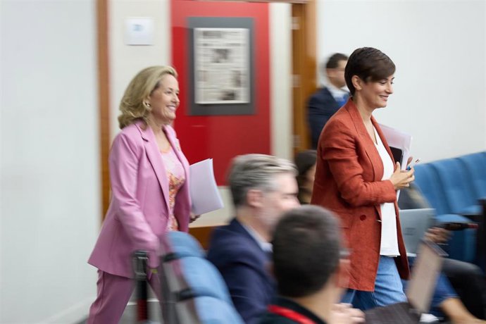 La vicepresidenta primera y ministra de Economía y Transformación Digital en funciones, Nadia Calviño (i) y la ministra Portavoz en funciones, Isabel Rodríguez (d), a su llegada a una rueda de prensa posterior a la reunión del Consejo de Ministros, en e