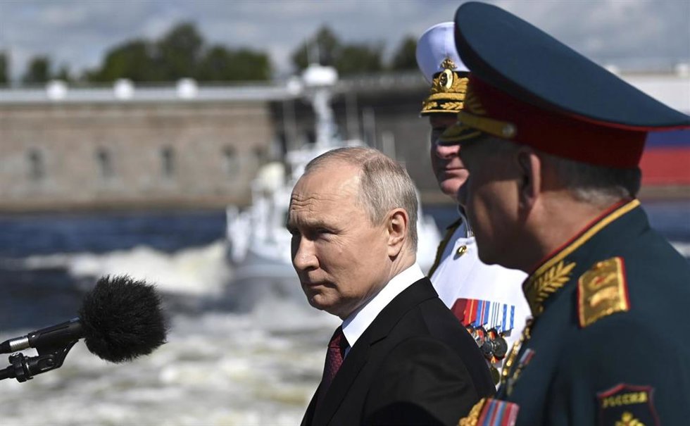 Archivo - El presidente ruso, Vladimir Putin, junto al ministro de Defensa, Sergei Shoigu, y el comandante de la Fuerza Naval, Nikolai Yevmenov.