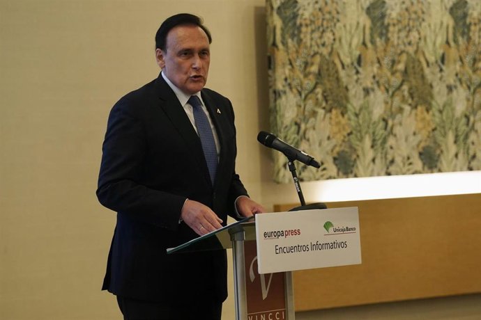 El consejero de Universidad, José Carlos Gómez Villamandos, este lunes durante su participación en un desayuno informativo de Europa Press Andalucía, organizado en colaboración con Unicaja Banco. 