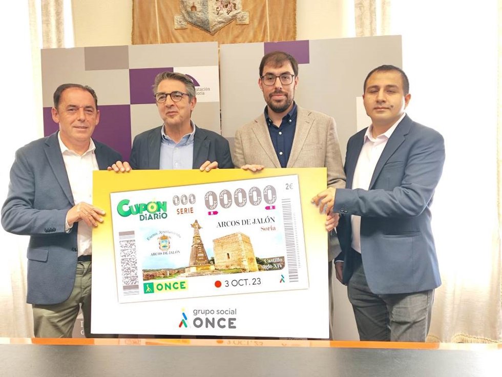 De izda a dcha, Benito Serrano, Jesús Ángel Peregrina, Rodrigo Gonzalo y Luis Alberto Pareja presentan el cupón de la ONCE.