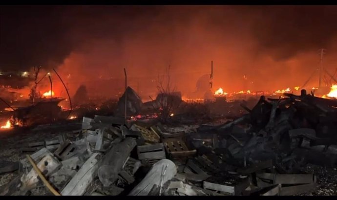 Imagen del incendio que se inició este domingo por la noche.