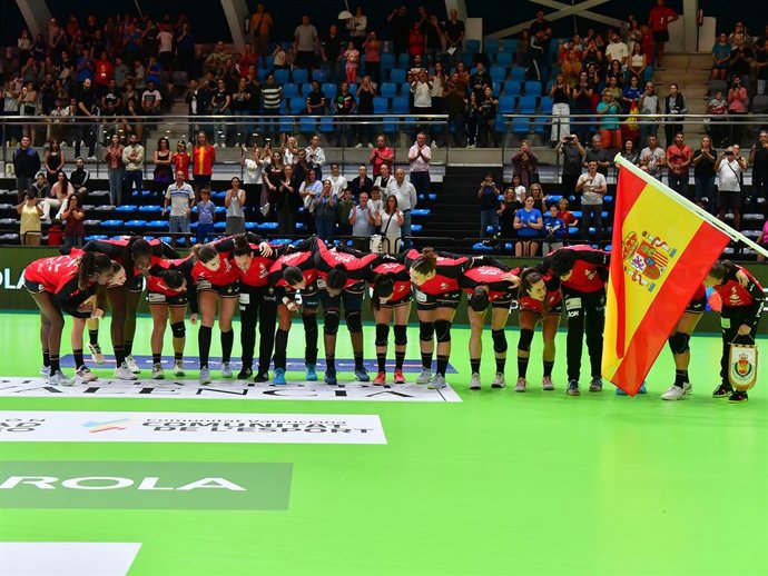 Archivo - La selección española femenina de balonmano, en un amistoso.