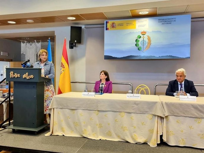 Delia Losa, a la izquierda