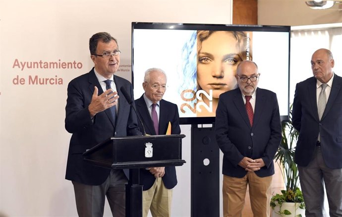 El alcalce de Murcia, José Ballesta, presenta la Memoria de Proyecto Hombre