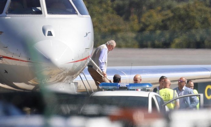 O Rei Juan Carlos I baixando do avión en Vigo.