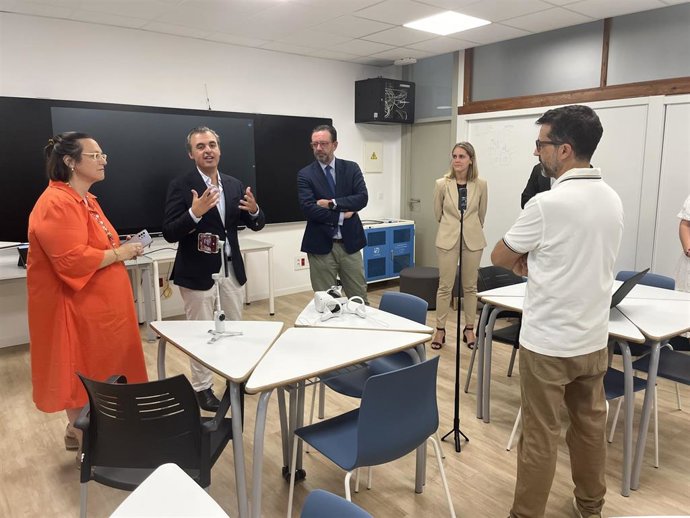 El conseller de Educación y Universidades, Antoni Vera, y el conseller de Empresa, Empleo y Energía, Alejandro Sáenz de San Pedro, en el CIFP Francesc de Borja Moll de Palma