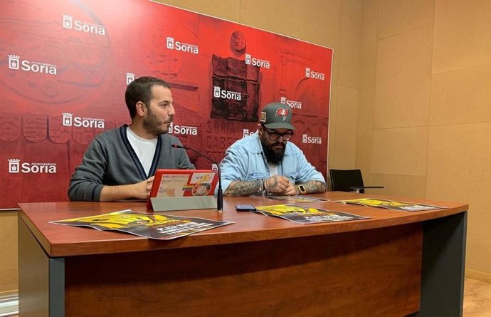 El concejal Eder García y el representante de la Asociación, Víctor Monge.