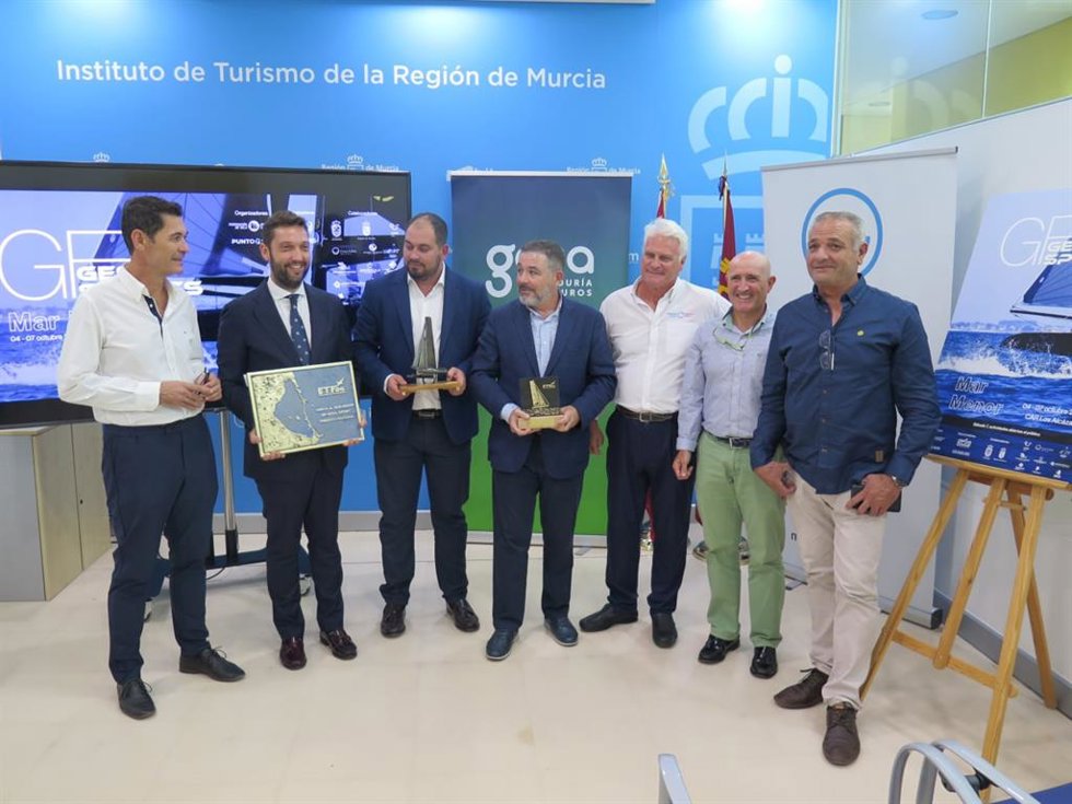 El director del Itrem, Juan Francisco Martínez, junto al alcalde de Los Alcázares, Mario Cervera, el presidente de la Federación de Vela de la Región de Murcia, Arturo García y el presidente de GESA, Mariano Luis Albaladejo, durante la presentación