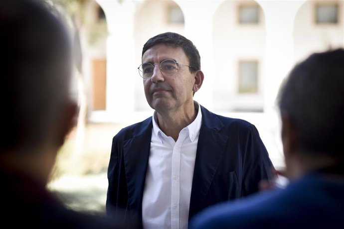 El parlamentario del PSOE-A Mario Jiménez atiende a los medios en el Parlamento andaluz.