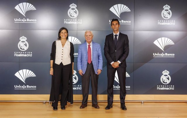 De izquierda a derecha, Ana Echenique, Directora de Gabinete de Unicaja Banco; Enrique Sánchez, Vicepresidente Ejecutivo de la Fundación Real Madrid, y Álvaro Arbeloa, Embajador del Real Madrid.