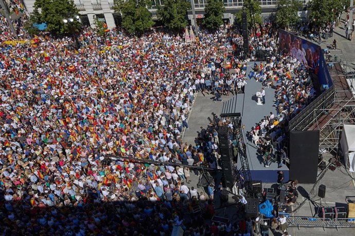 El líder del PP y candidato a la Presidencia del Gobierno, Alberto Núñez Feijóo, saluda durante la manifestación organizada por el PP, en la plaza de Felipe II, a 24 de septiembre de 2023, en Madrid (España). Bajo el lema A la calle contra la amnistía,