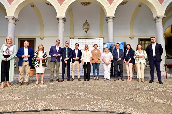 Equipo de gobierno local de Granada, en los cien días del inicio del mandato, con Marifrán Carazo en el centro