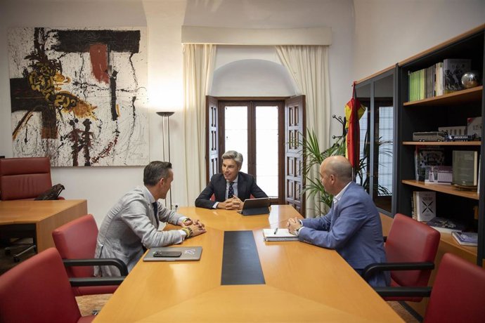 El responsable de Infraestructuras, Sostenibilidad y Agricultura de la Diputación de Córdoba y vicepresidente primero, Andrés Lorite (centro), en la firma del contrato.
