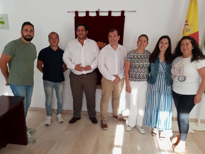 Jorge Vázquez con el alcalde de El Bosque.