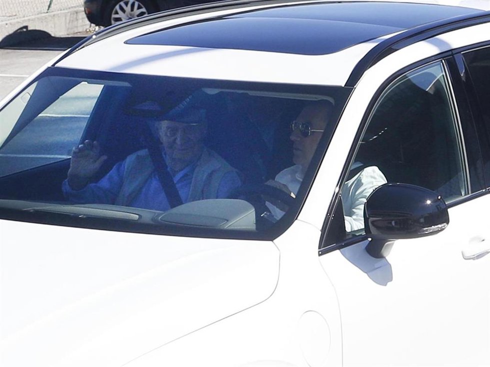 El Rey emérito, Juan Carlos I abandona el aeropuerto de Vigo con Pedro Campos