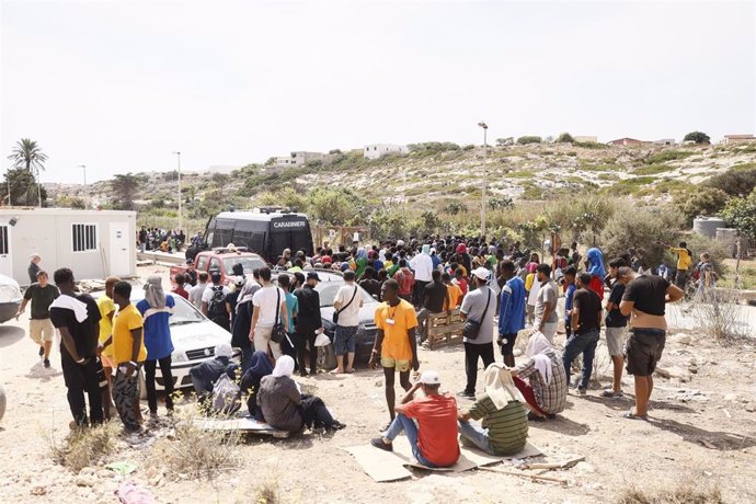Foto Cecilia Fabiano /LaPresse   16&#x2013; 9&#x2014; 2023&#x2014;Lampedusa  &#x2014; Italia &#x2014; Migranti, emergenza umanitaria nell&#x2019;isola di , Lampedusa, Proteste all&#x2019;Hot Spot  &#x2014; Nella Foto : Migranti lasciano l&#x2019;hot spo