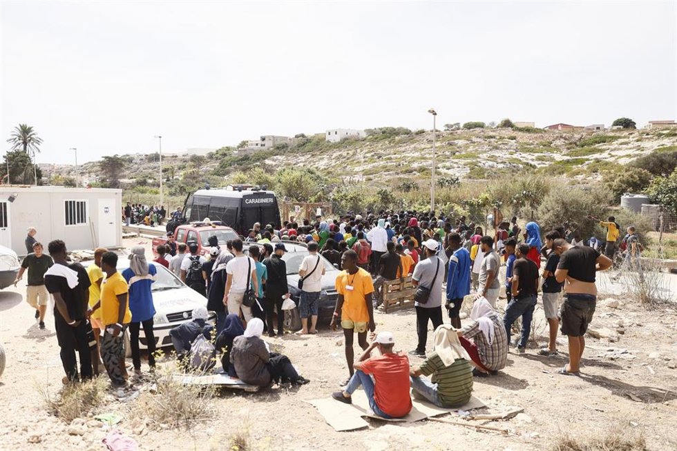 Foto Cecilia Fabiano /LaPresse   16– 9— 2023—Lampedusa  — Italia — Migranti, emergenza umanitaria nell’isola di , Lampedusa, Proteste all’Hot Spot  — Nella Foto : Migranti lasciano l’hot spo