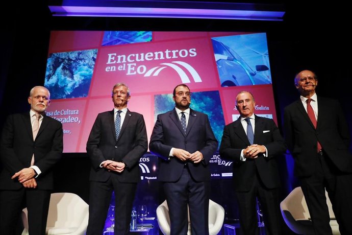 El director general de La Voz de Galicia, Lois Blanco; el presidente de la Xunta, Alfonso Rueda; el presidente del Principado, Adrián Barbón; el director general adjunto del Banco Sabadell, Pablo Junceda, y el director de La Voz de Galicia, Xosé Luis Vi